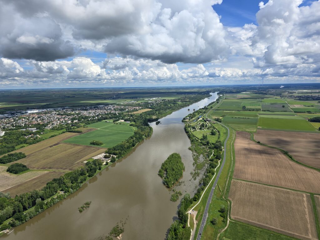 Vue aérienne de la Loire au printemps